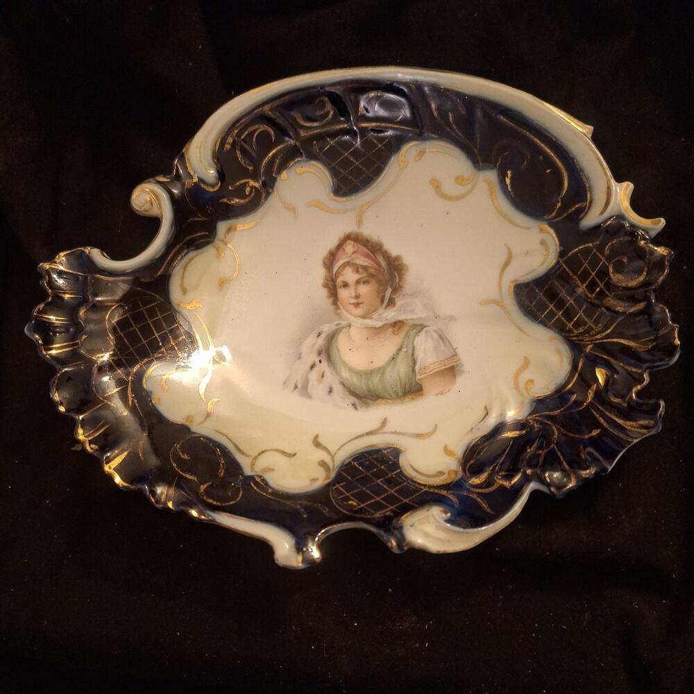 Queen Louise Of Prussia Portrait bowl 6.5 x 7.5" GOLD LUSTER ANTIQUE